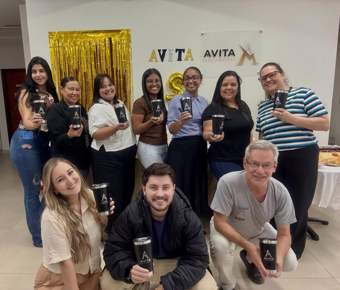 Equipe da Ativa Contabilidade reunida em comemoração no escritório