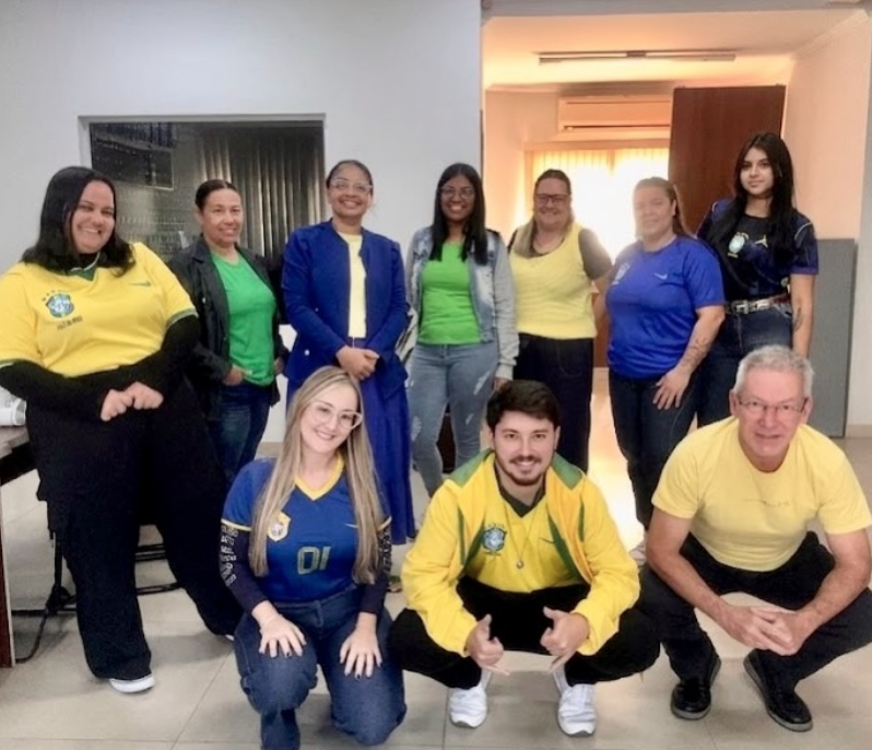 Time da Ativa Contabilidade em confraternização no escritório